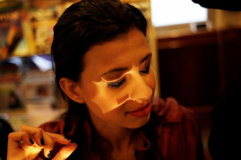 巴西盲人女性学习化妆技巧：提升技能和自尊