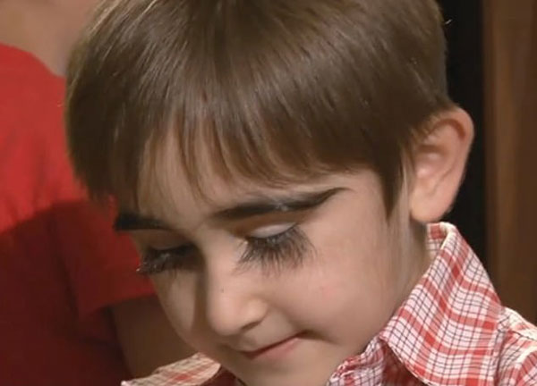羡慕吗？俄罗斯11岁男孩睫毛长达4.3厘米