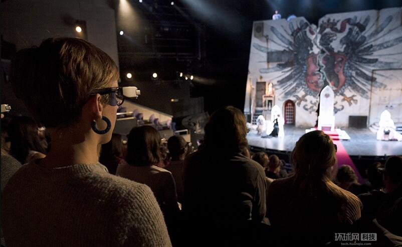 英国国家剧院将为听障观众推出智能字幕眼镜