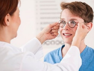 “我很后悔没做医学验光，毁了孩子视力”一位家长说